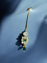Elegant Kundan Maang Tikka with Green Stone & Pearl Accents
