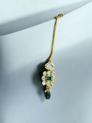 Elegant Kundan Maang Tikka with Green Stone & Pearl Accents