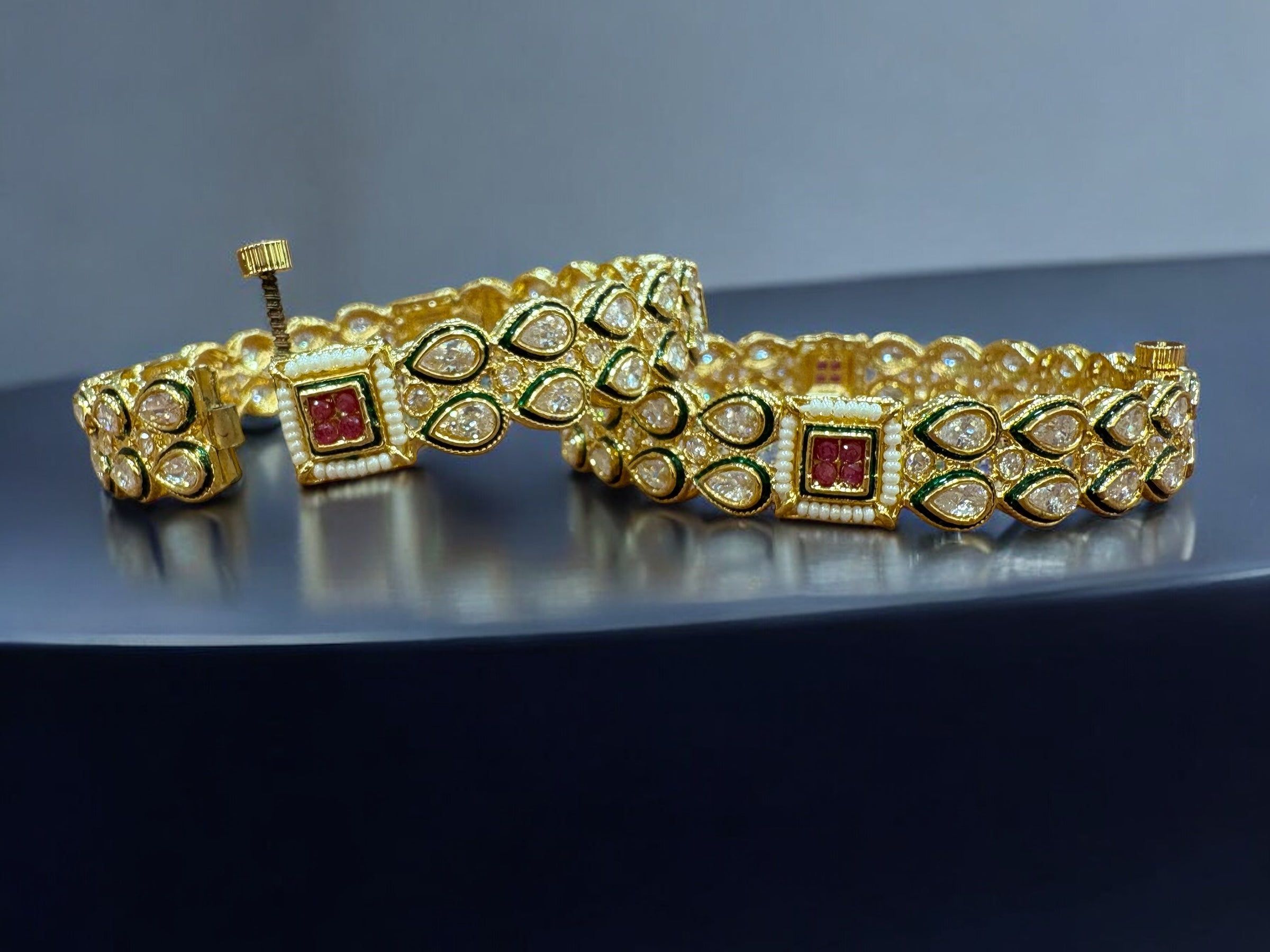 Elegant Kundan Bangles - Timeless Beauty & Craftsmanship
