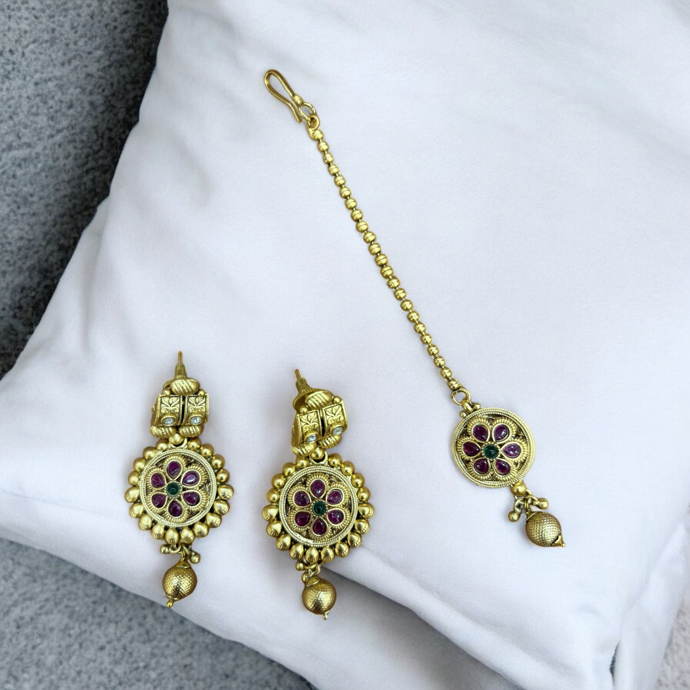 Exquisite Gold-Plated Choker Necklace Set with Floral Design and Maang Teeka