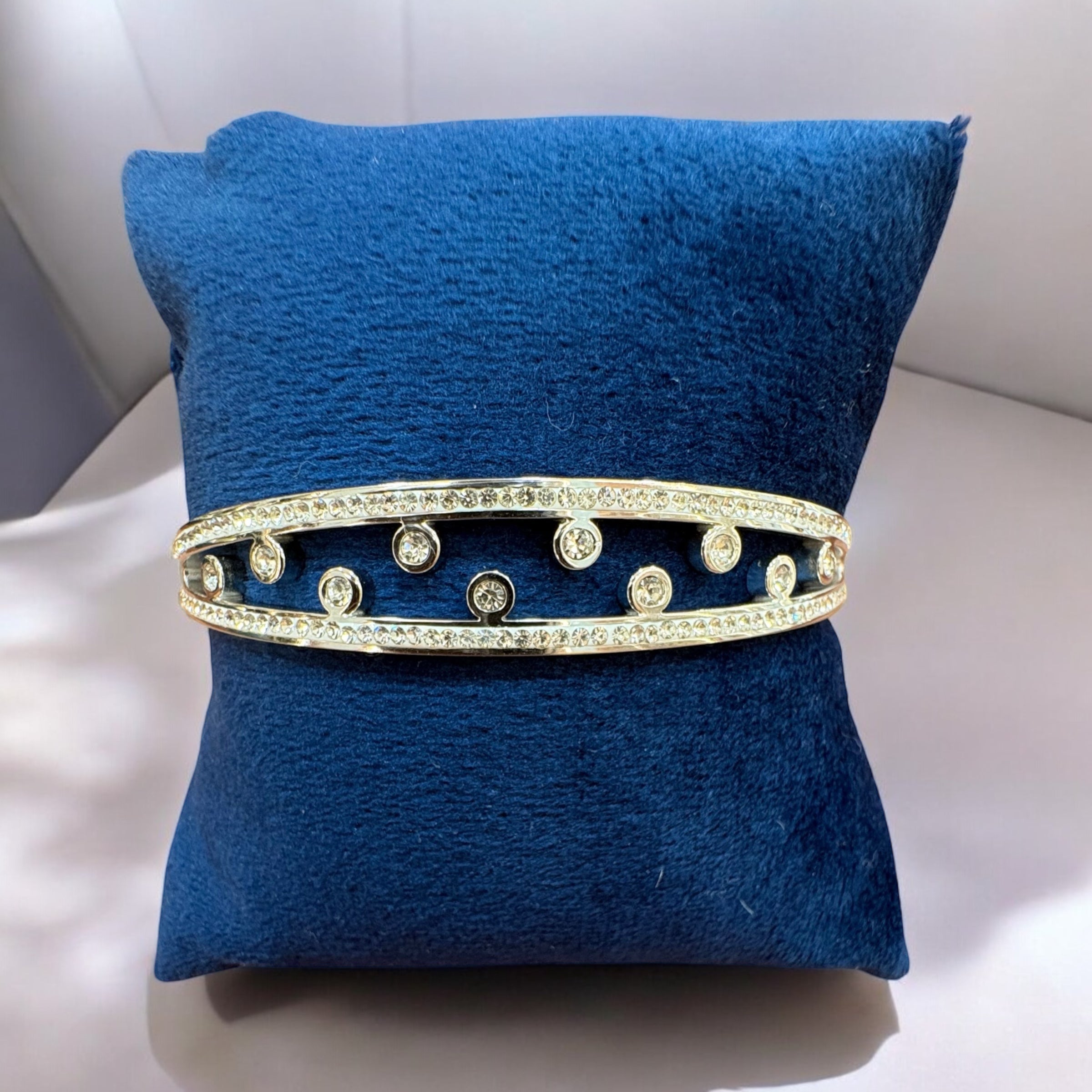 Stylish Silver-Tone Open Bangle Bracelet - Chic & Minimalist Design